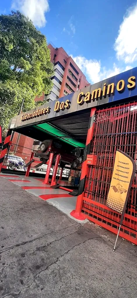 Fachada de Silenciadores Dos Caminos en Caracas