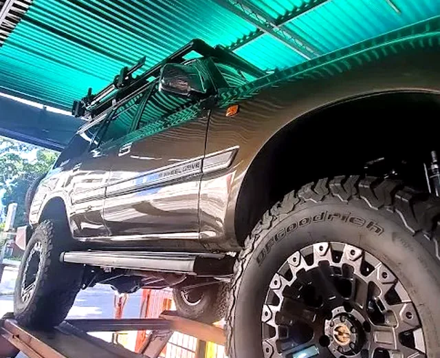 Camioneta en elevador del taller